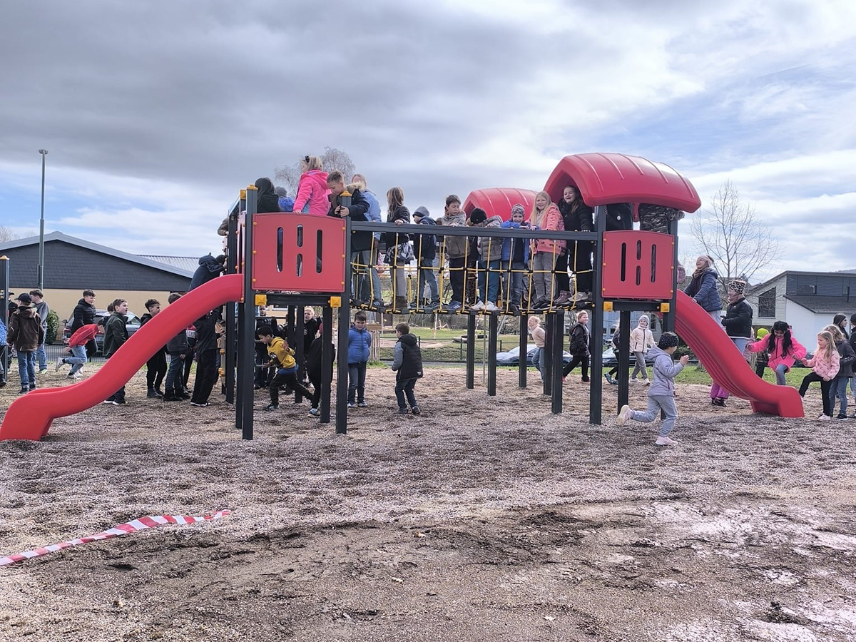 Einweihung des neuen Klettergerüsts am Standort Sterbfritz