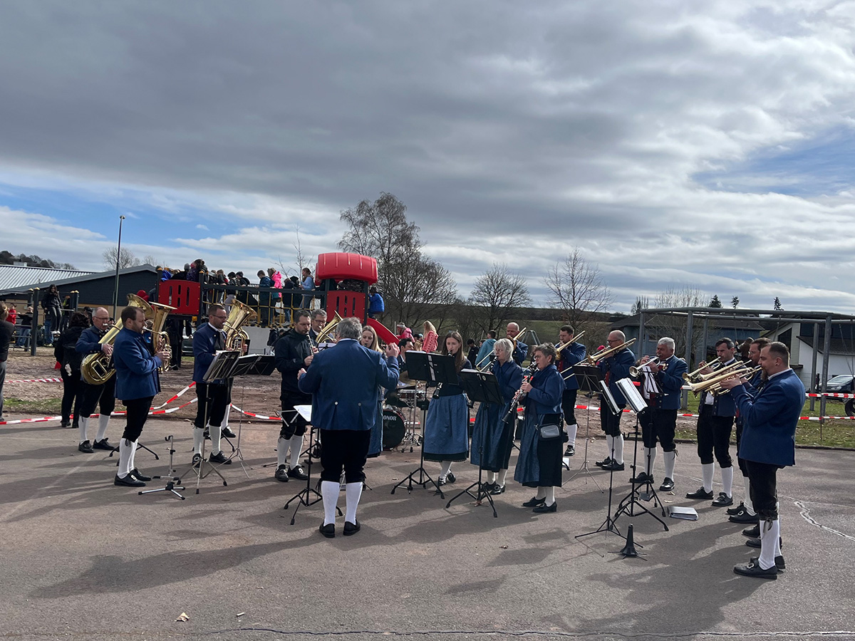 Die Trachtenkapelle Weiperz spielte auf.