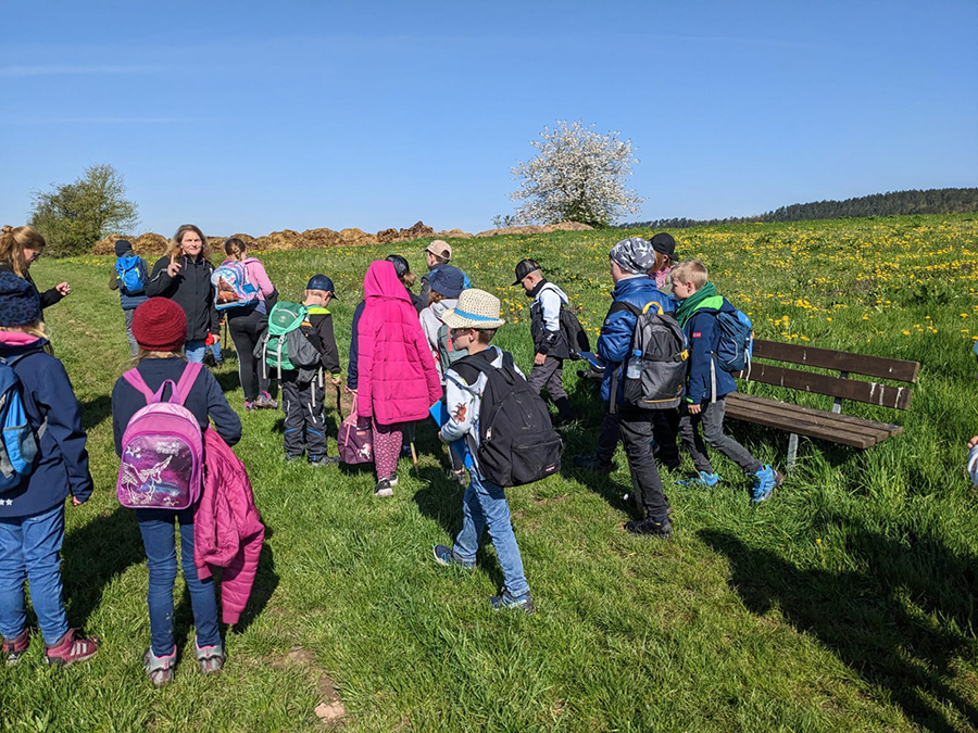 Besuch der Schulbienen in Sterbfritz