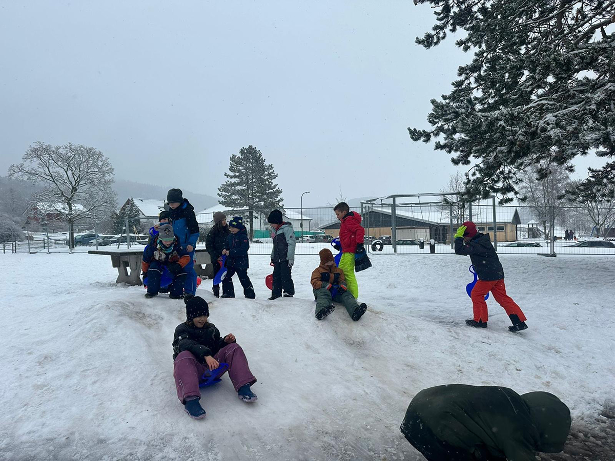 Winterspaß im Schnee Winterspaß an der Verbundschule