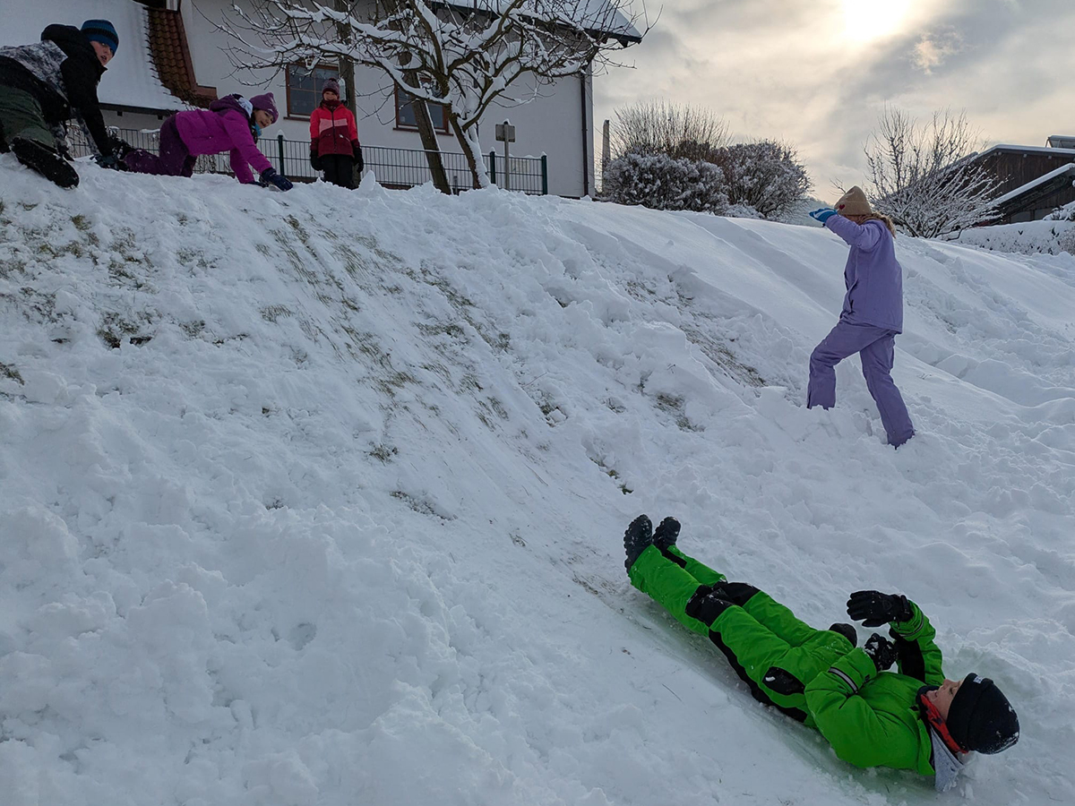 Winterspaß im Schnee Winterspaß an der Verbundschule