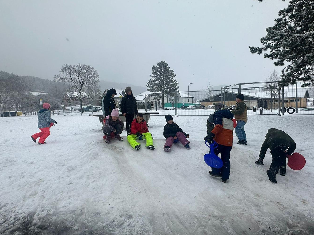 Winterspaß im Schnee Winterspaß an der Verbundschule
